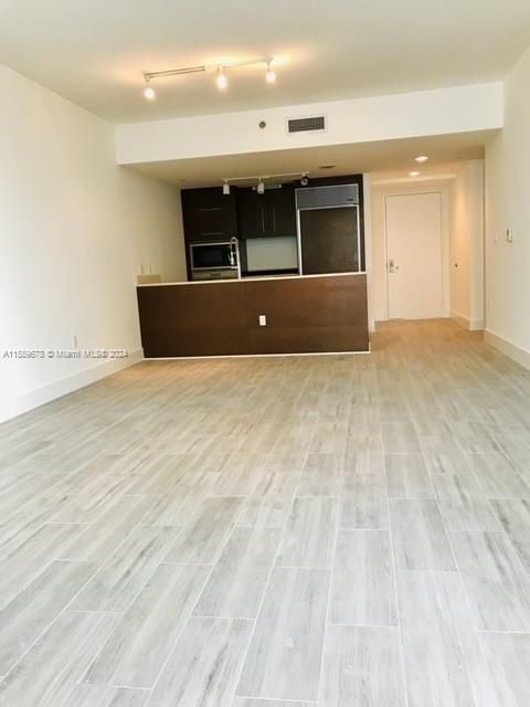 Active With Contract: $3,800 (1 beds, 1 baths, 798 Square Feet)