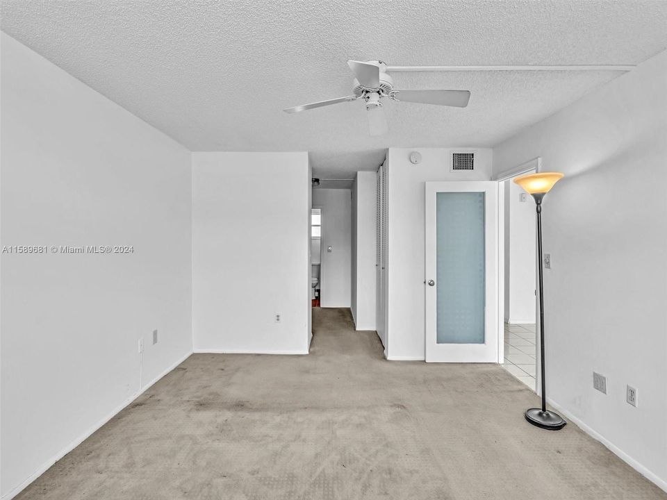 Active With Contract: $199,900 (1 beds, 1 baths, 812 Square Feet)