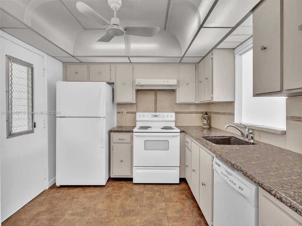 Active With Contract: $199,900 (1 beds, 1 baths, 812 Square Feet)