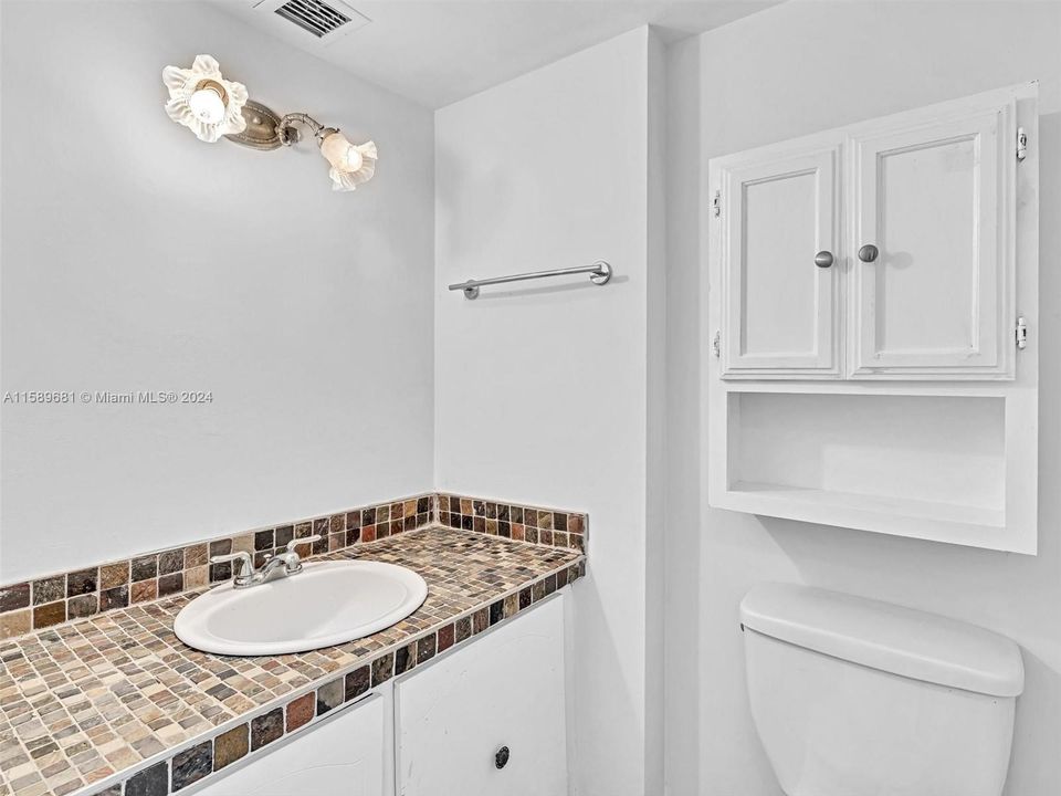 Active With Contract: $199,900 (1 beds, 1 baths, 812 Square Feet)