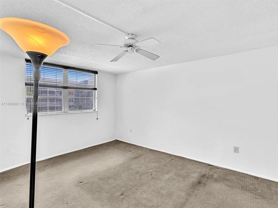 Active With Contract: $199,900 (1 beds, 1 baths, 812 Square Feet)