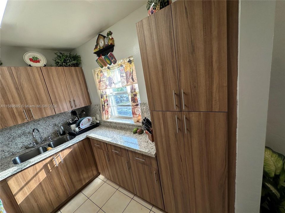 For Sale: $175,000 (1 beds, 1 baths, 790 Square Feet)