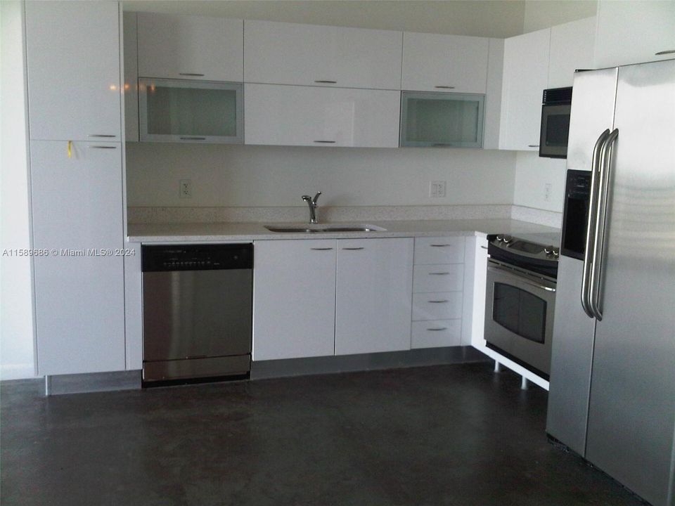 For Sale: $375,000 (1 beds, 1 baths, 651 Square Feet)