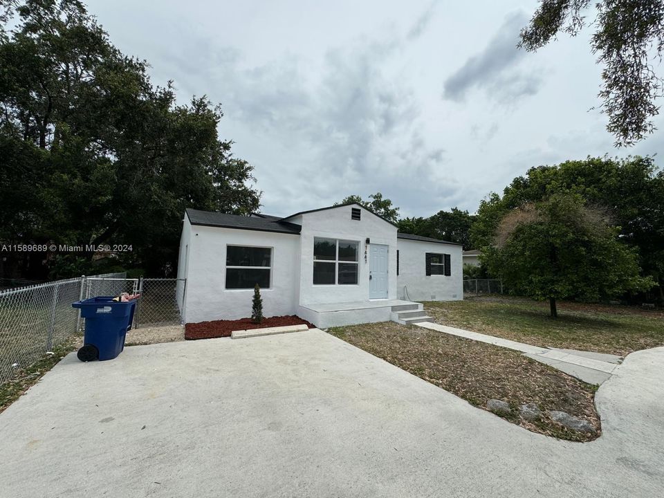 For Sale: $519,900 (4 beds, 2 baths, 1369 Square Feet)