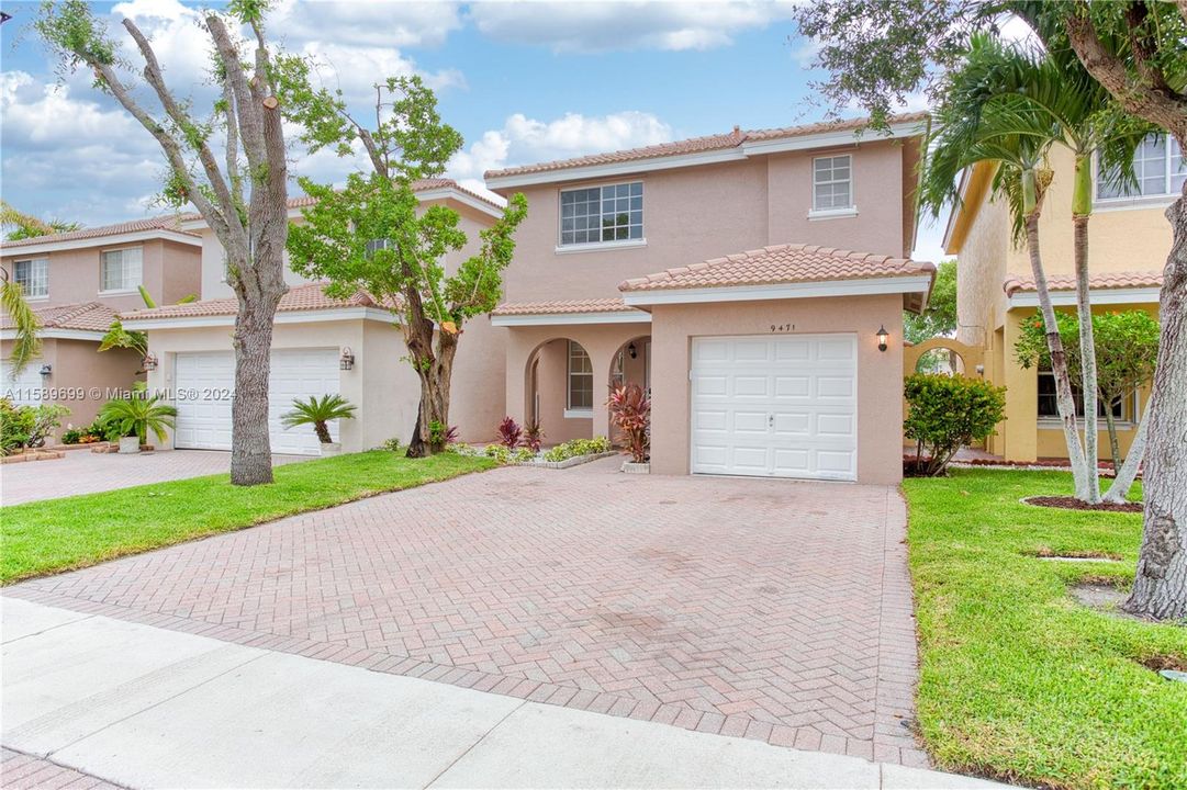 Active With Contract: $3,300 (3 beds, 2 baths, 1689 Square Feet)