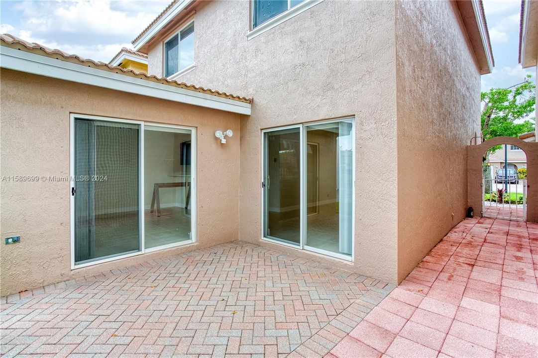 Active With Contract: $3,300 (3 beds, 2 baths, 1689 Square Feet)