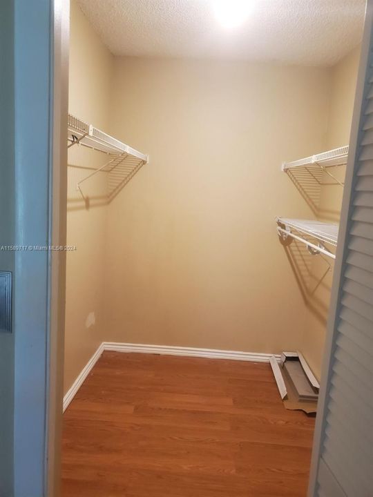 Master Bedroom Walking Closet