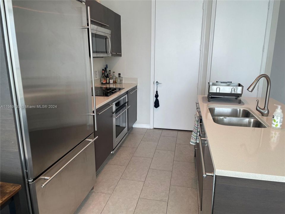 For Rent: $3,500 (1 beds, 1 baths, 893 Square Feet)