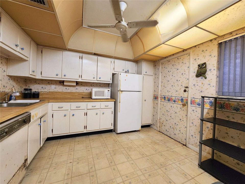 For Sale: $220,000 (1 beds, 1 baths, 810 Square Feet)