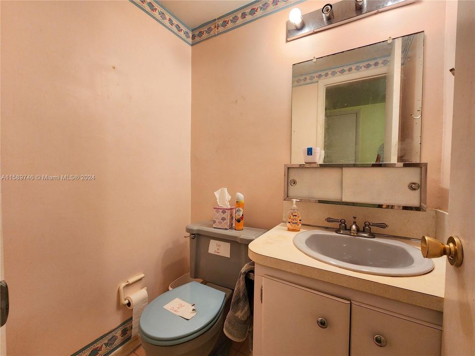 For Sale: $220,000 (1 beds, 1 baths, 810 Square Feet)