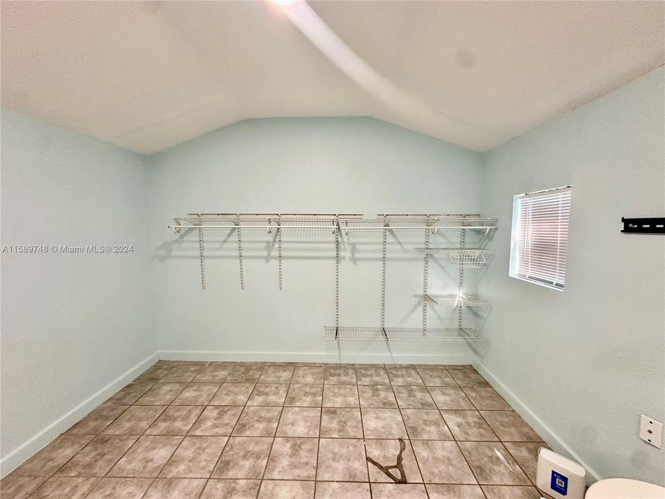 For Rent: $1,100 (0 beds, 1 baths, 1152 Square Feet)