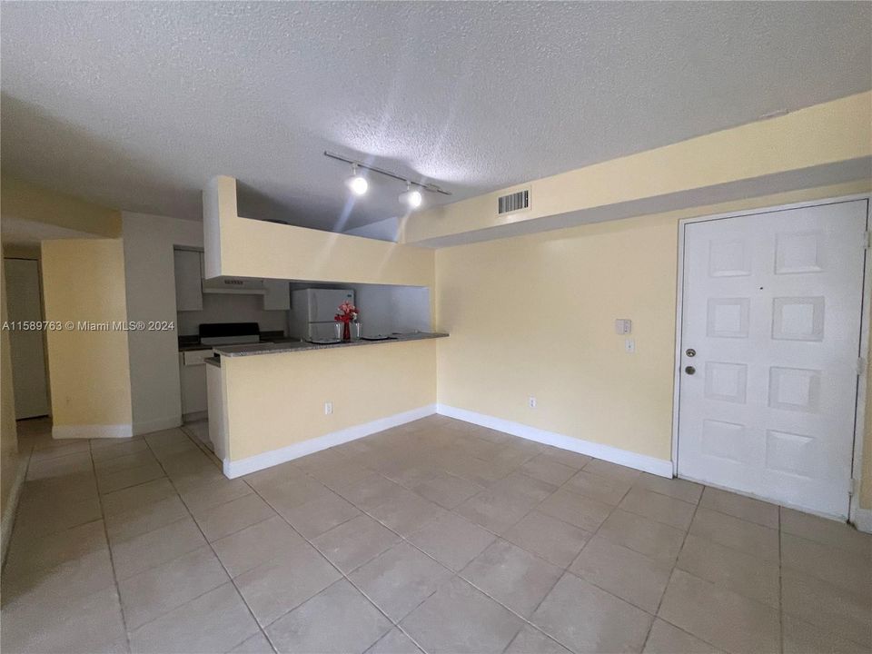 Active With Contract: $2,500 (3 beds, 2 baths, 1084 Square Feet)