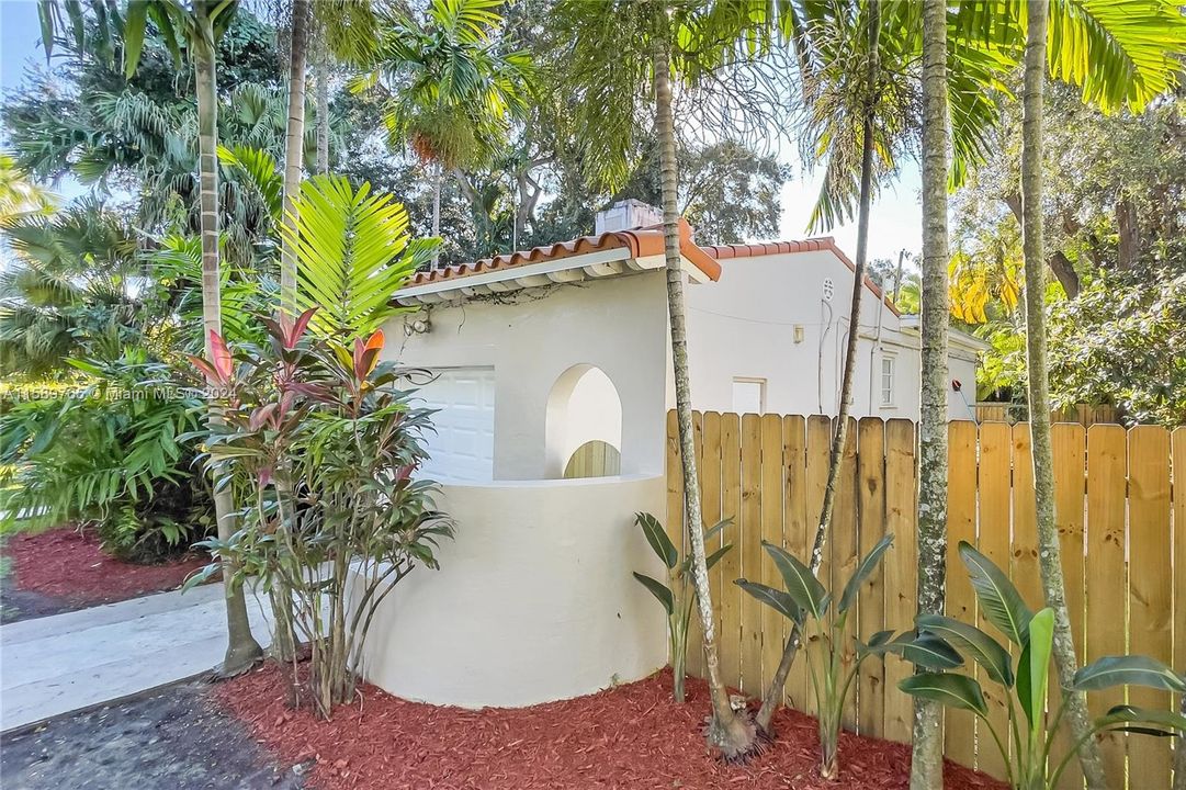 Active With Contract: $6,500 (3 beds, 2 baths, 1857 Square Feet)