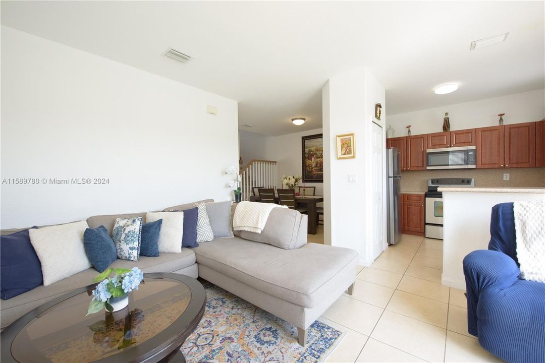 For Sale: $334,000 (3 beds, 3 baths, 1423 Square Feet)
