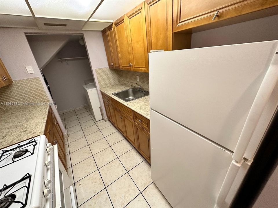 For Sale: $250,000 (2 beds, 1 baths, 1123 Square Feet)
