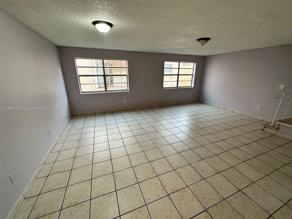 For Sale: $250,000 (2 beds, 1 baths, 1123 Square Feet)