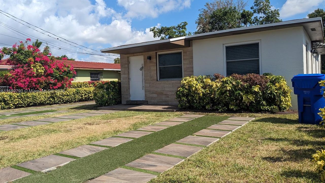Recently Rented: $2,750 (2 beds, 1 baths, 910 Square Feet)