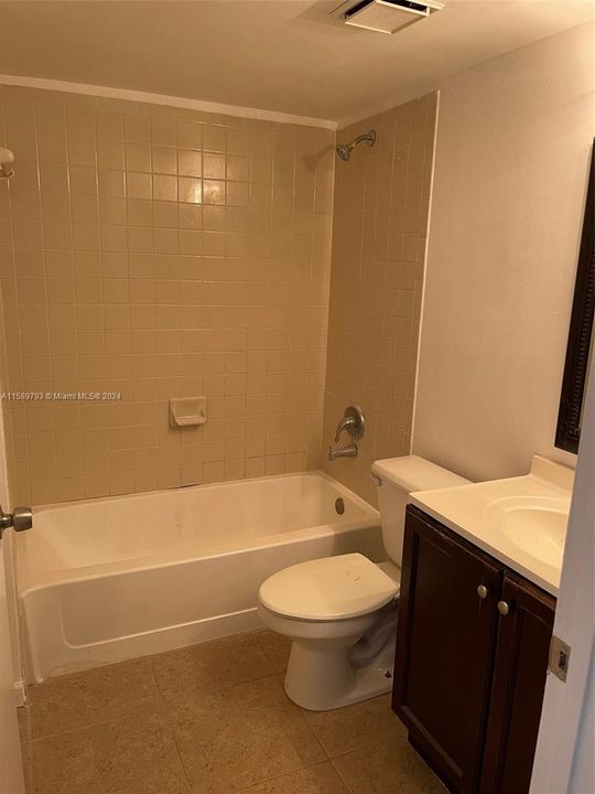 Active With Contract: $1,800 (1 beds, 1 baths, 739 Square Feet)