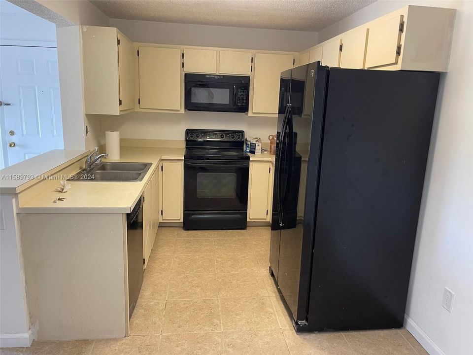 Active With Contract: $1,800 (1 beds, 1 baths, 739 Square Feet)