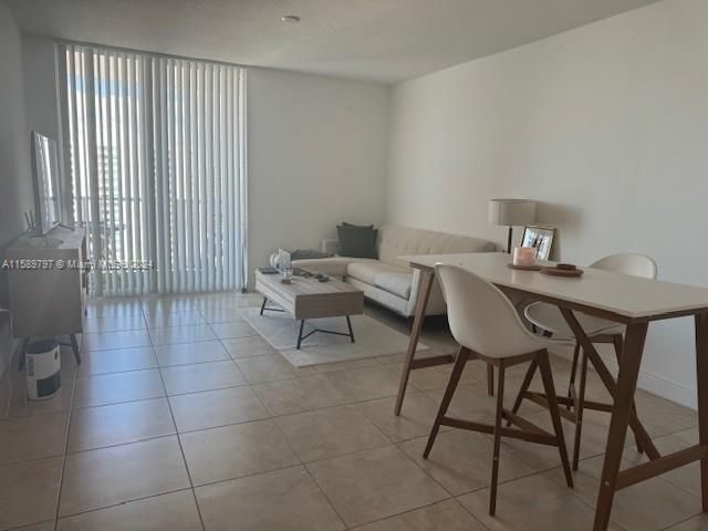 Active With Contract: $2,890 (1 beds, 1 baths, 814 Square Feet)