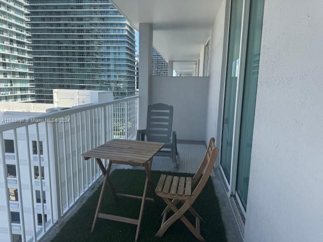 For Rent: $2,890 (1 beds, 1 baths, 814 Square Feet)