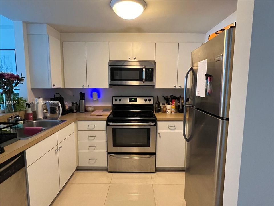 For Rent: $2,750 (1 beds, 1 baths, 737 Square Feet)