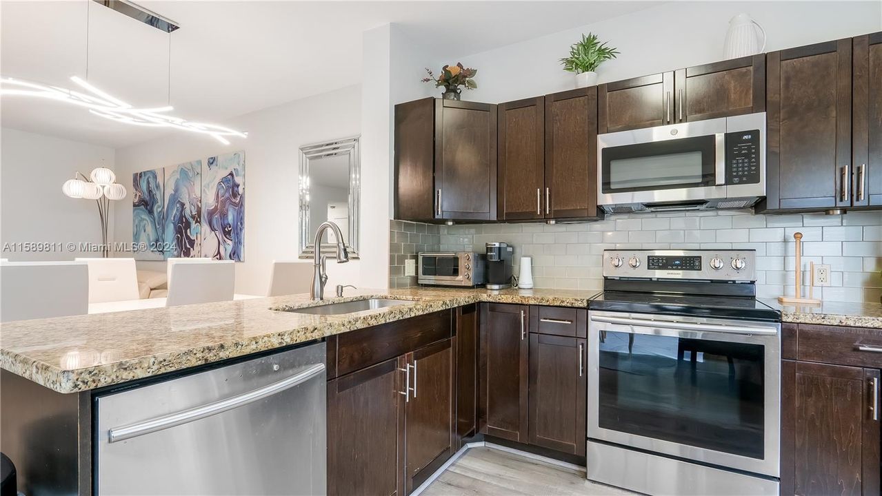 Recently Rented: $3,200 (2 beds, 2 baths, 1090 Square Feet)