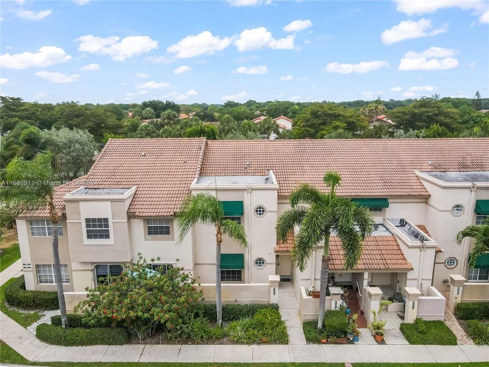 Recently Rented: $3,200 (2 beds, 2 baths, 1090 Square Feet)