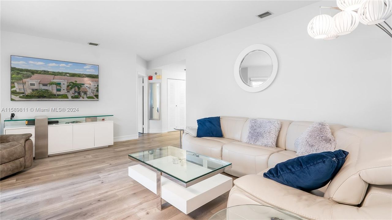 Recently Rented: $3,200 (2 beds, 2 baths, 1090 Square Feet)