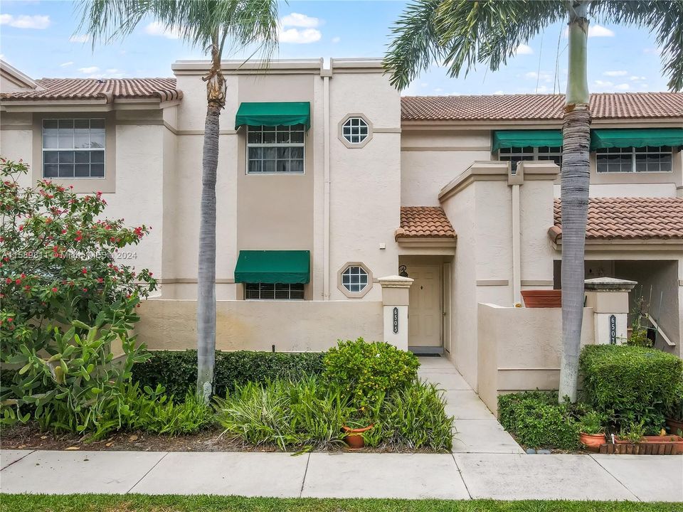 Recently Rented: $3,200 (2 beds, 2 baths, 1090 Square Feet)