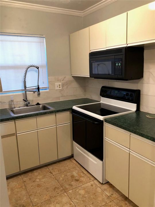 Active With Contract: $200,000 (1 beds, 1 baths, 560 Square Feet)