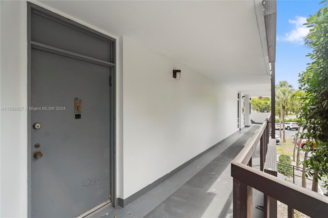 Active With Contract: $269,000 (2 beds, 2 baths, 1083 Square Feet)