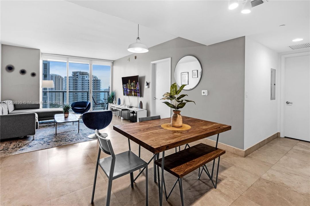 Active With Contract: $5,500 (1 beds, 1 baths, 898 Square Feet)