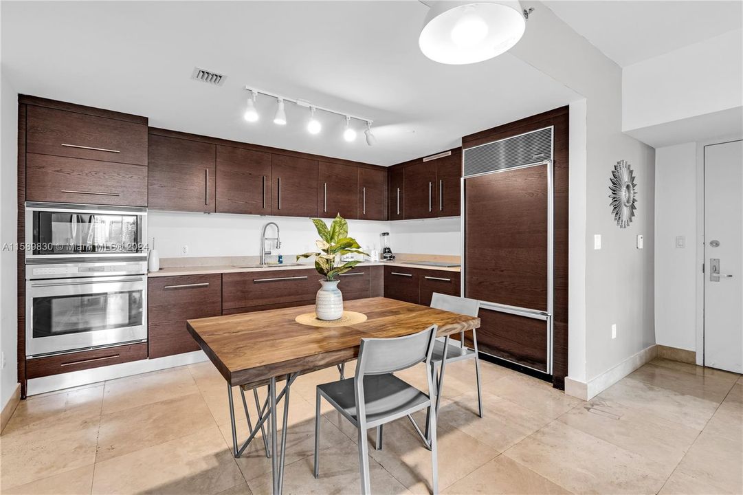 Active With Contract: $5,500 (1 beds, 1 baths, 898 Square Feet)