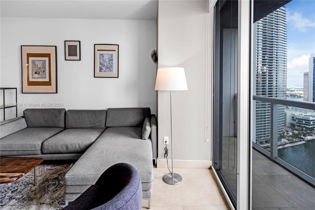 Active With Contract: $5,500 (1 beds, 1 baths, 898 Square Feet)