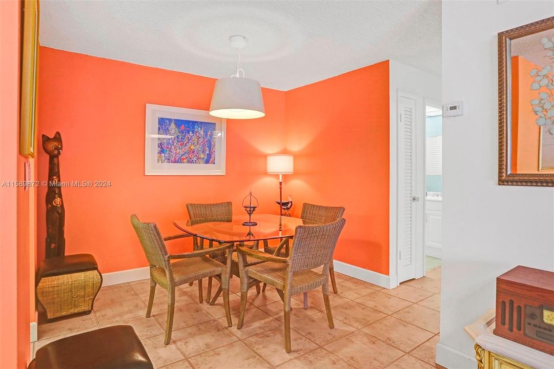 For Sale: $229,000 (1 beds, 1 baths, 806 Square Feet)
