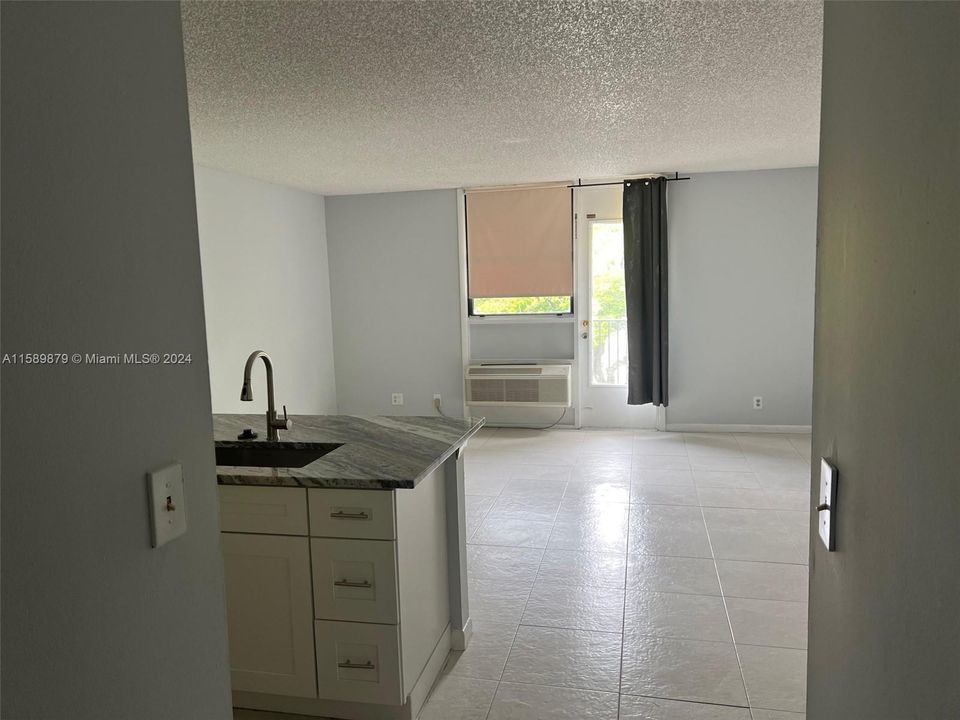 Active With Contract: $1,345 (1 beds, 1 baths, 468 Square Feet)