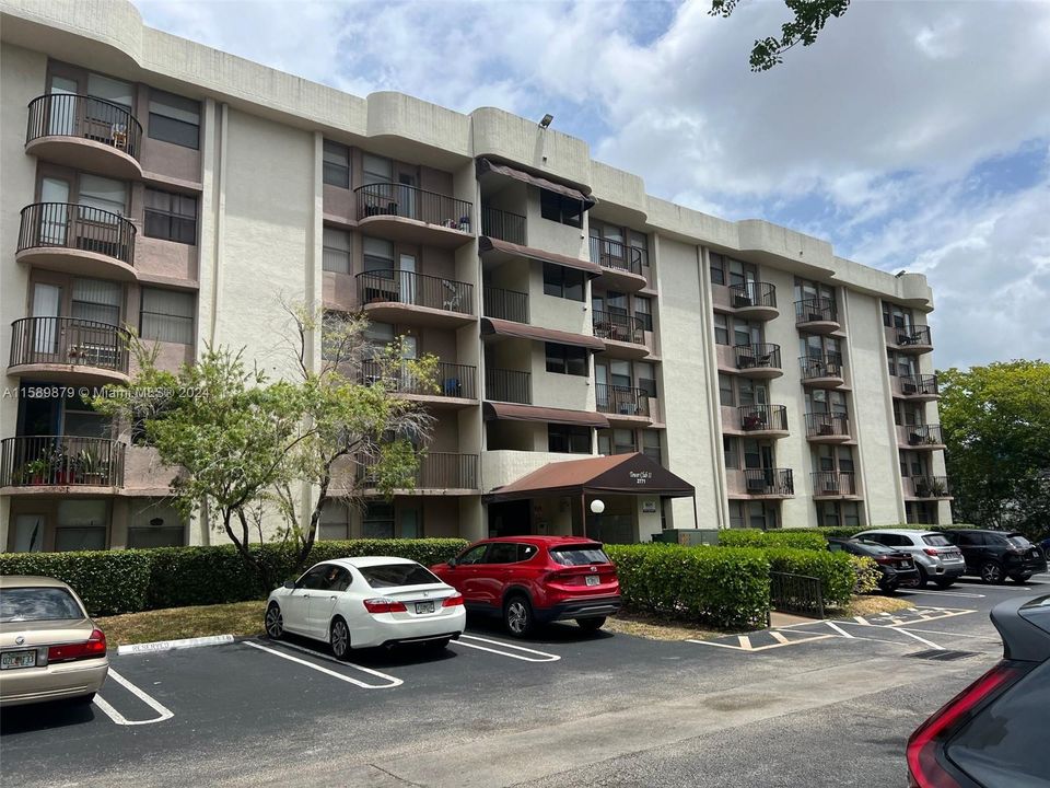 Active With Contract: $1,345 (1 beds, 1 baths, 468 Square Feet)