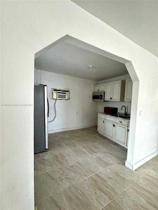 For Rent: $2,550 (2 beds, 1 baths, 800 Square Feet)