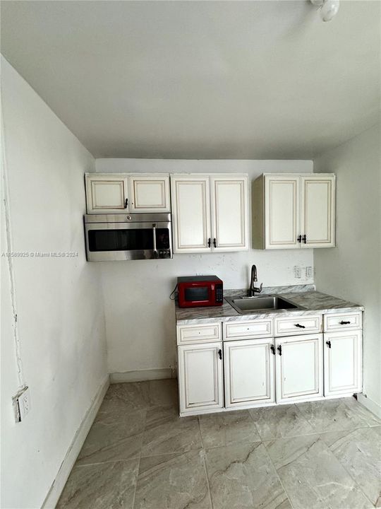 For Rent: $2,550 (2 beds, 1 baths, 800 Square Feet)