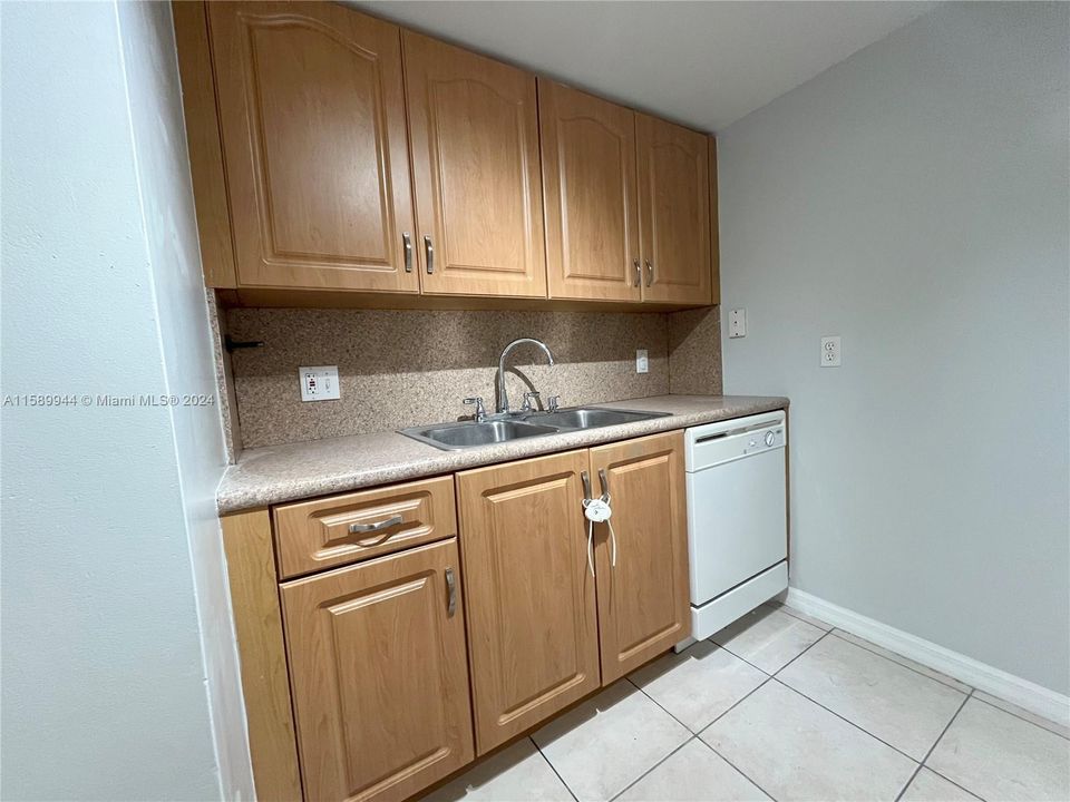 For Rent: $2,450 (2 beds, 2 baths, 865 Square Feet)
