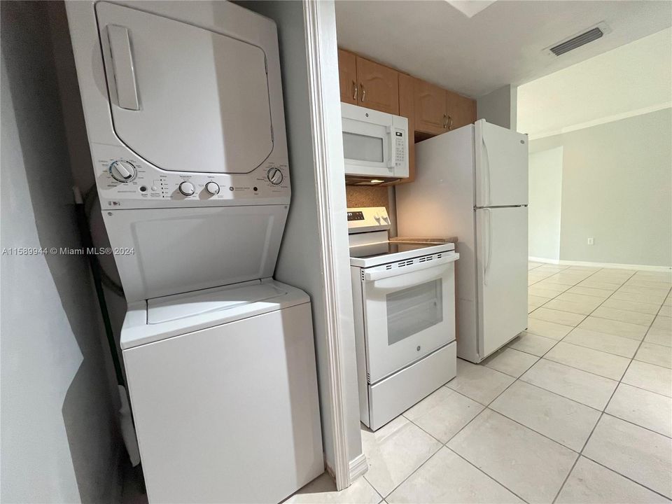 For Rent: $2,450 (2 beds, 2 baths, 865 Square Feet)