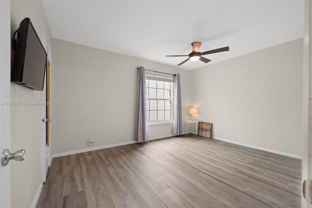 For Sale: $335,000 (2 beds, 1 baths, 1096 Square Feet)