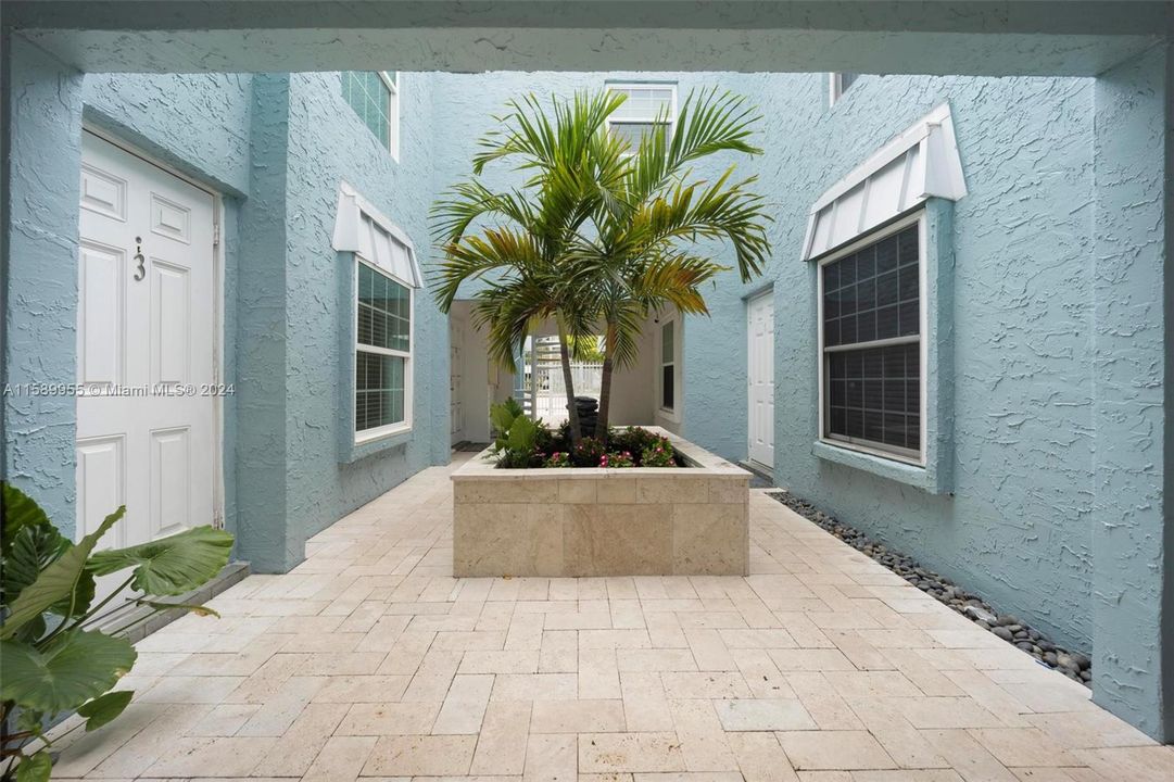 For Sale: $335,000 (2 beds, 1 baths, 1096 Square Feet)