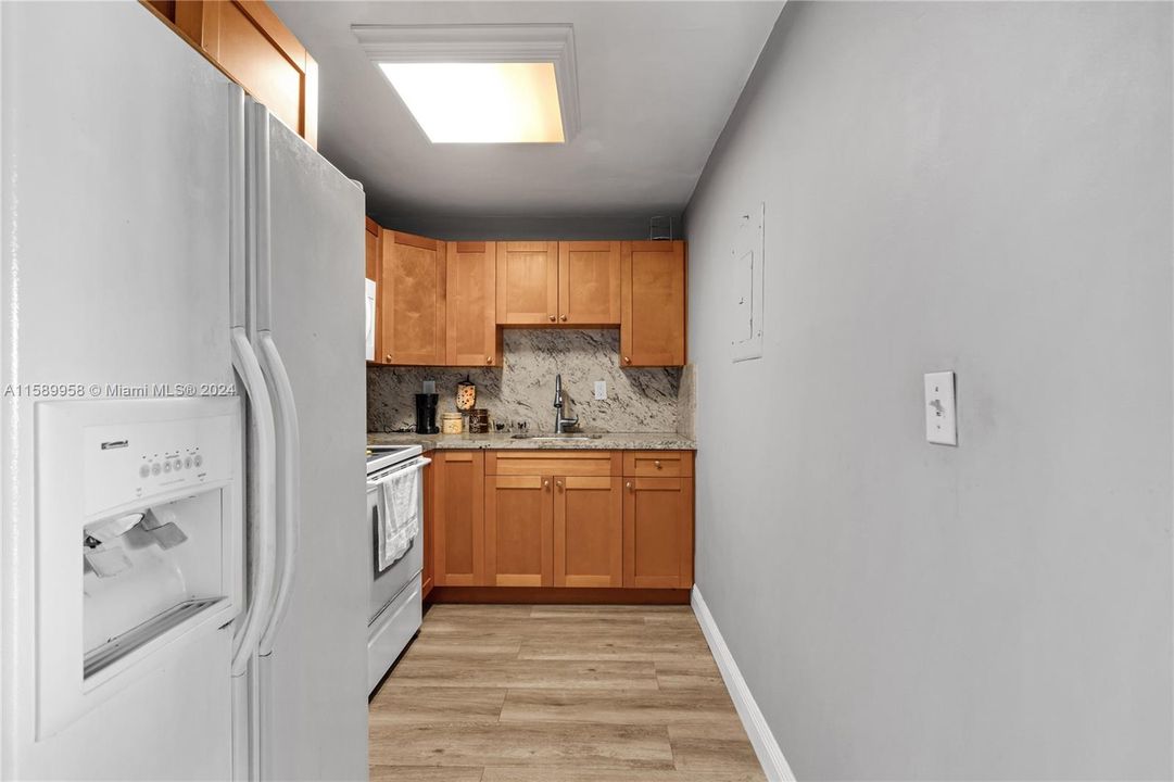For Sale: $305,000 (2 beds, 2 baths, 796 Square Feet)