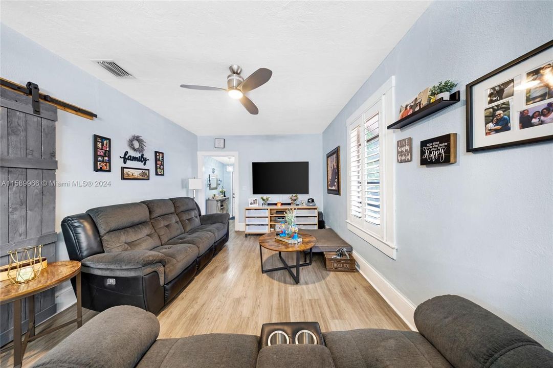 For Sale: $1,100,000 (4 beds, 2 baths, 937 Square Feet)