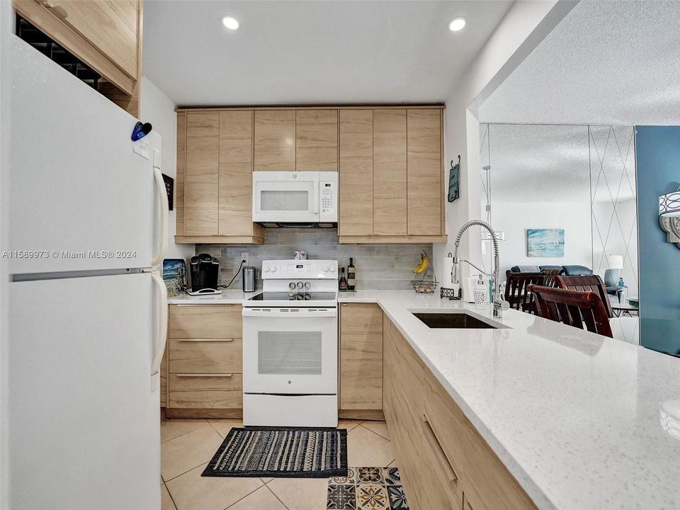 For Sale: $154,000 (2 beds, 2 baths, 944 Square Feet)
