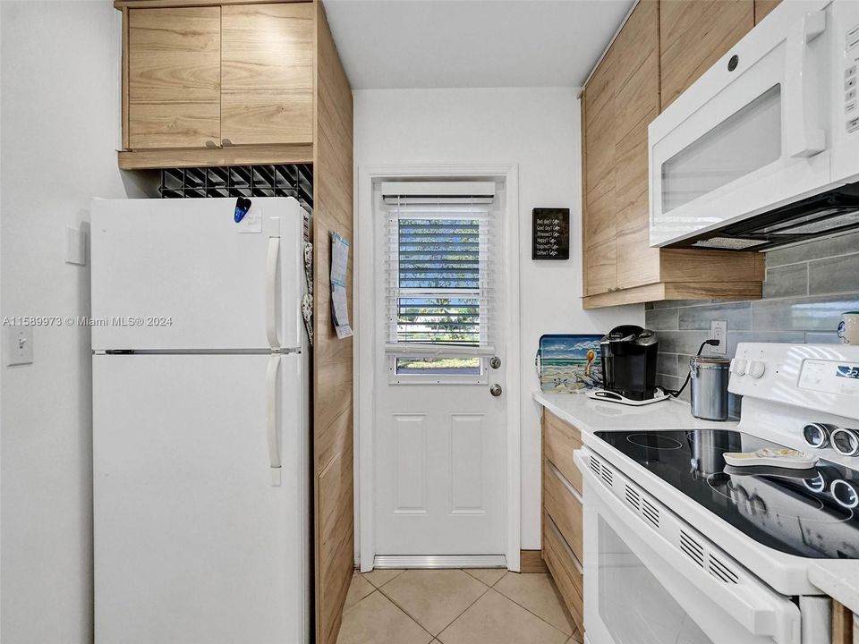 For Sale: $154,000 (2 beds, 2 baths, 944 Square Feet)