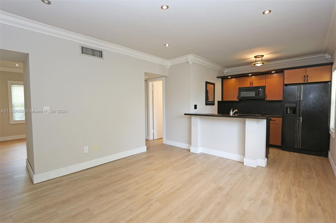 Active With Contract: $2,500 (1 beds, 1 baths, 700 Square Feet)