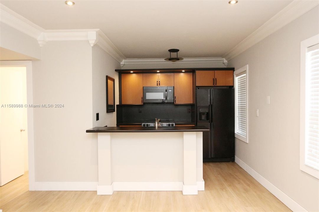For Rent: $2,500 (1 beds, 1 baths, 700 Square Feet)